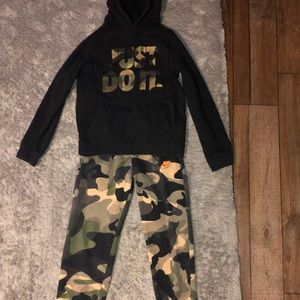 Boys Nike camo sweatsuit
